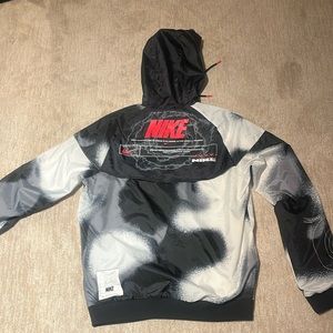 Nike rain jacket Size: M, Worn once or twice brand new condition.